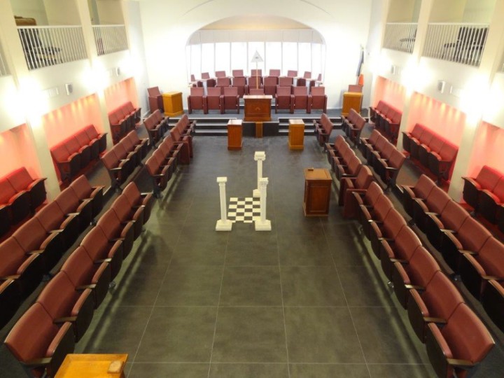 NUESTRAS BUTACAS SE LLENAN DE ESPIRITUALIDAD EN EL GRAND TEMPLE DE NEUILLY-BINEAU DES MAÇONS, FRANCIA